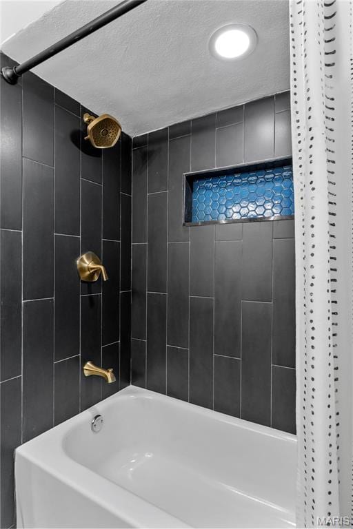 5807 Columbia Ave, Saint Louis, MO 63139 - full bath featuring shower / tub combo with curtain and a textured ceiling
