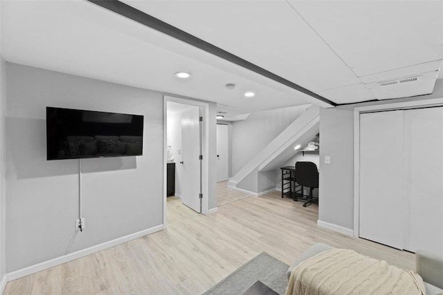 living room featuring wood finished floors, recessed lighting, and baseboards