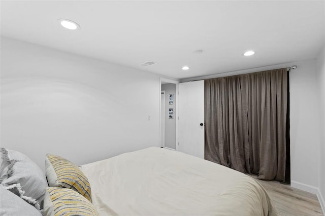 bedroom featuring light wood-style flooring, recessed lighting, and baseboards