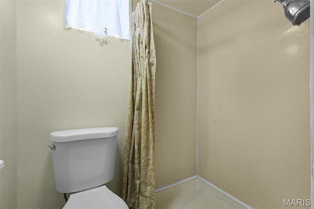 1317 Shenandoah Ave, Saint Louis, MO 63104 - bathroom featuring toilet and a shower with curtain