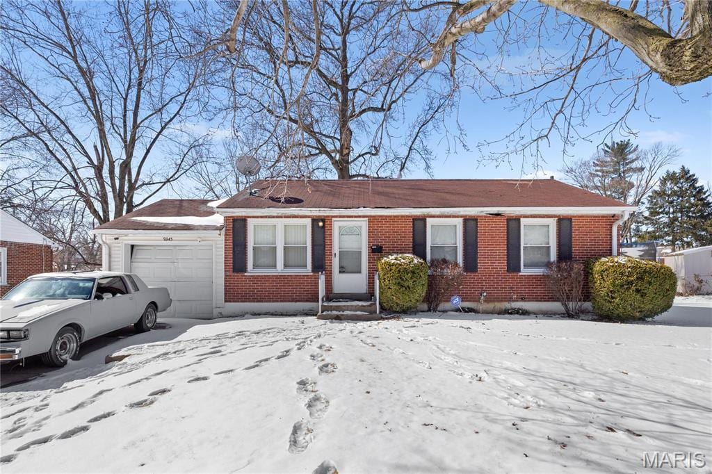 9345 Nelan Dr, Saint Louis, MO 63137 - photo 1