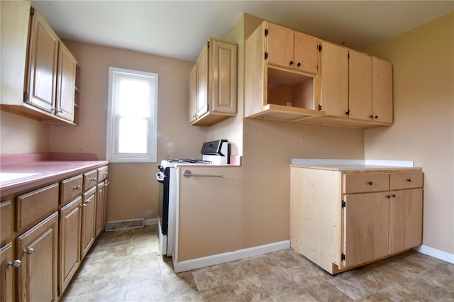 610 Panhorst St, Staunton, IL 62088 - clothes washing area featuring baseboards