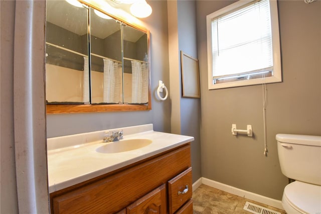 610 Panhorst St, Staunton, IL 62088 - full bath featuring toilet, baseboards, and vanity