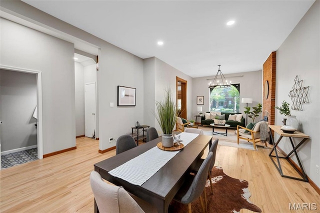 dining space with light wood-type flooring, a chandelier, baseboards, and recessed lighting