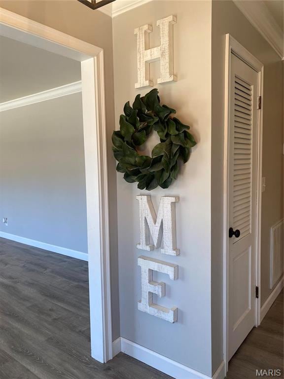 2 El Rancho Dr, Hannibal, MO 63401 - detailed view of crown molding, wood finished floors, and baseboards