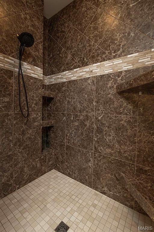 9606 Klings Ct, Mascoutah, IL 62258 - bathroom featuring tiled shower