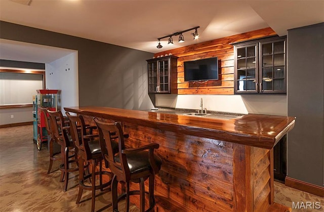 9606 Klings Ct, Mascoutah, IL 62258 - indoor wet bar featuring track lighting and baseboards