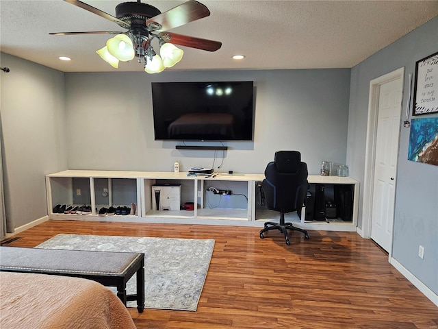 19782 Sugar Ln, Waynesville, MO 65583 - bedroom with a textured ceiling, wood finished floors, recessed lighting, a desk, and baseboards