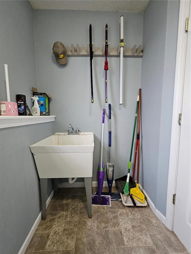 19782 Sugar Ln, Waynesville, MO 65583 - laundry room with baseboards