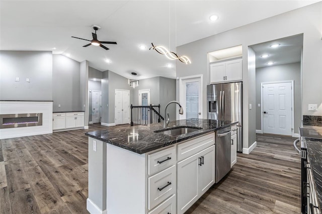 725 Deerfield Ln, Farmington, MO 63640 - kitchen with a sink, stainless steel appliances, a ceiling fan, dark wood-style flooring, and white cabinetry