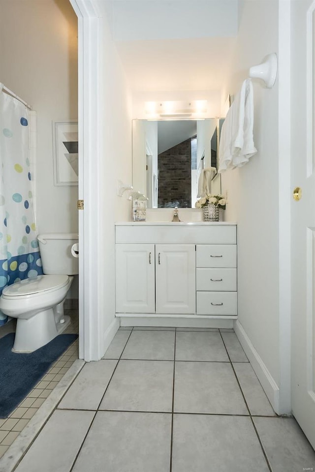 632 Coeur De Royale Dr Unit C, Saint Louis, MO 63141 - full bath featuring tile patterned flooring, toilet, vanity, baseboards, and a shower with curtain