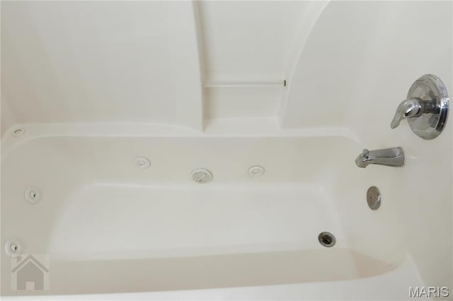 20981 Lacombe Rd, Waynesville, MO 65583 - bathroom with a jetted tub
