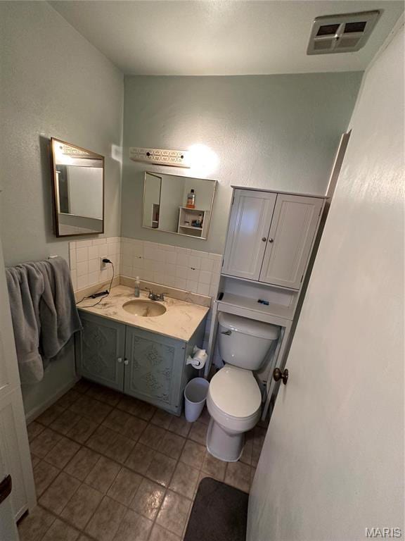 4290 Chateau De Ville Dr Unit G, Saint Louis, MO 63129 - bathroom with tile patterned floors, toilet, and vanity