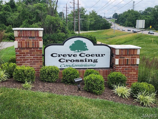 1239 Creve Coeur Crossing Ln Unit C, Chesterfield, MO 63017 - community / neighborhood sign featuring a lawn
