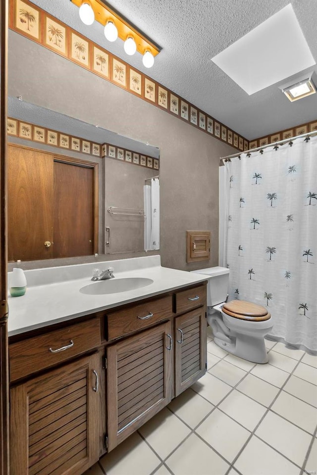 2013 Lee Dr, Cape Girardeau, MO 63701 - bathroom featuring tile patterned flooring, toilet, vanity, a textured ceiling, and curtained shower