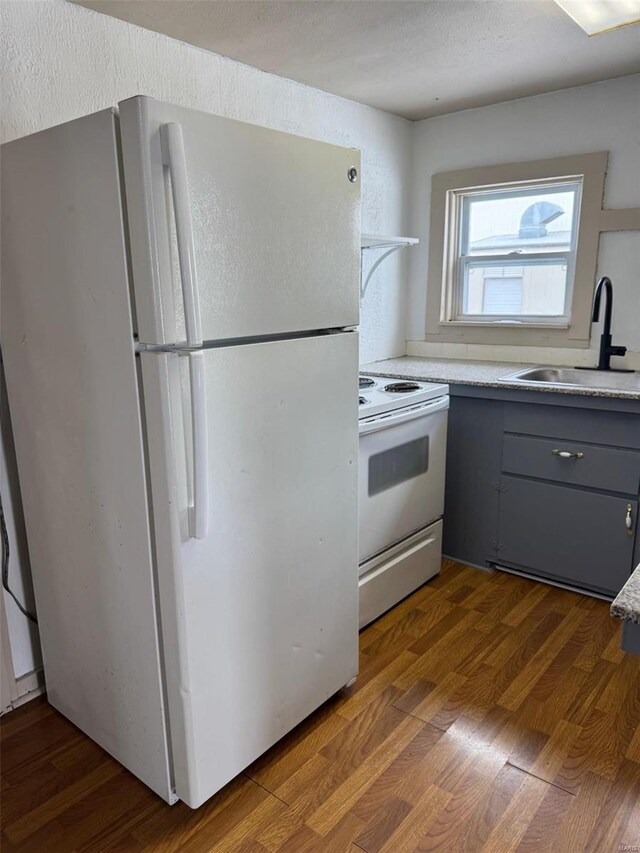 1355 Springfield Rd, Lebanon, MO 65536 - kitchen featuring white appliances, a sink, gray cabinets, light countertops, and wood finished floors