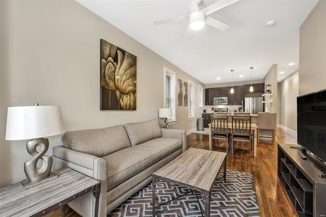 living area featuring a ceiling fan, dark wood-style floors, baseboards, and recessed lighting