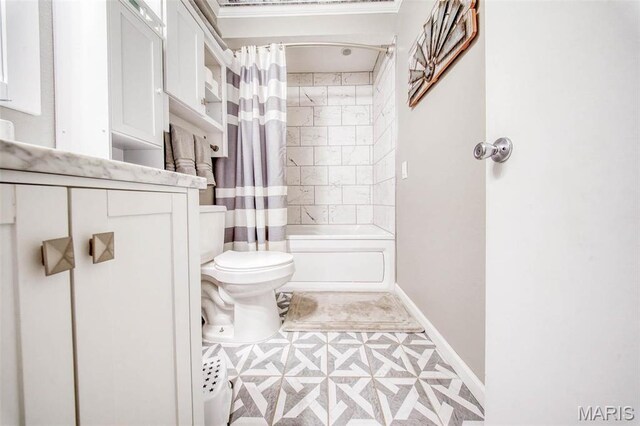 12455 Jefferys Pl, Rolla, MO 65401 - bathroom featuring toilet, baseboards, shower / bath combo, and tile patterned floors