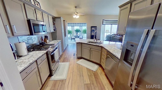 112 Summit Rdg, Maryville, IL 62062 - kitchen with stainless steel appliances, a sink, light wood-style flooring, a peninsula, and a ceiling fan