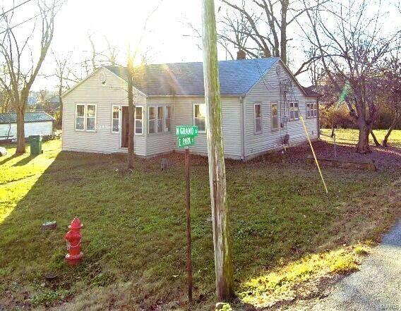 415 N Grand St, Willow Springs, MO 65793 - view of front of home with a front yard and a chimney