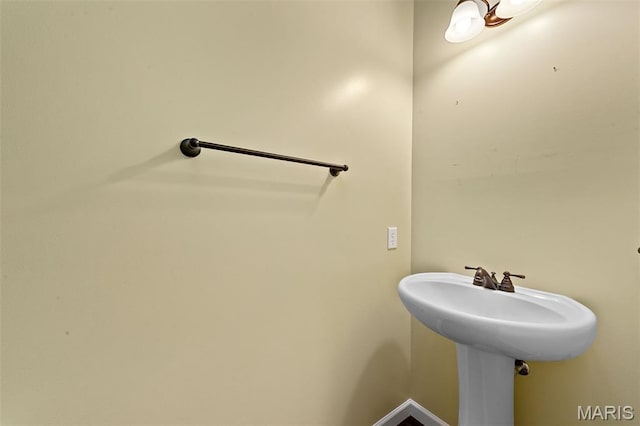 615 Derby Way Dr, Wentzville, MO 63385 - bathroom with baseboards
