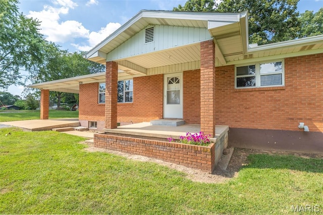 2125 Barron Rd, Poplar Bluff, MO 63901 - view of front facade featuring a front yard and brick siding