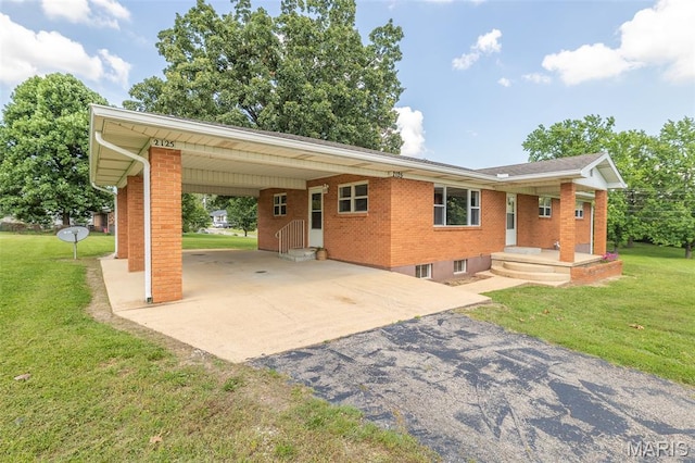 2125 Barron Rd, Poplar Bluff, MO 63901 - ranch-style home with asphalt driveway, brick siding, and a front yard