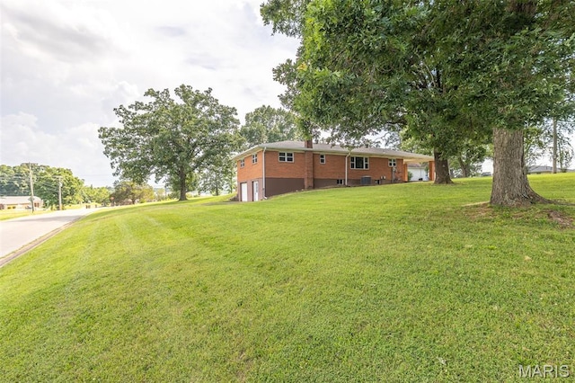 2125 Barron Rd, Poplar Bluff, MO 63901 - view of green lawn featuring an attached garage
