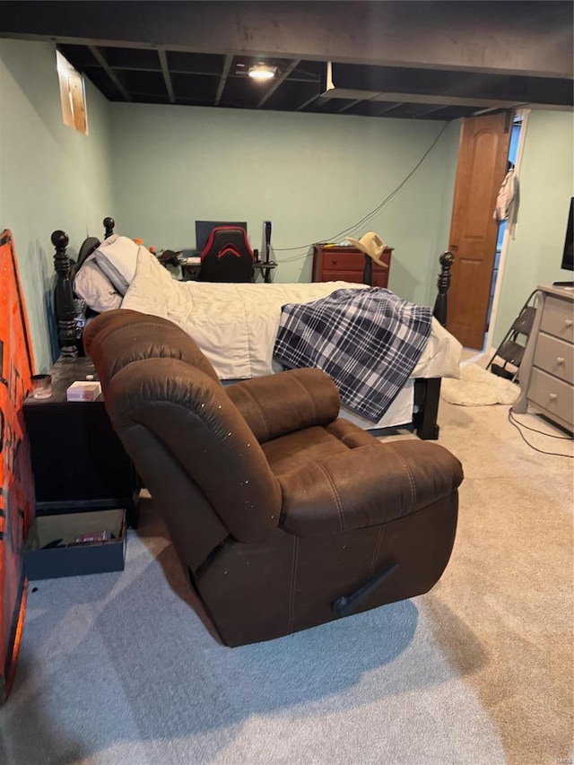 living area featuring carpet