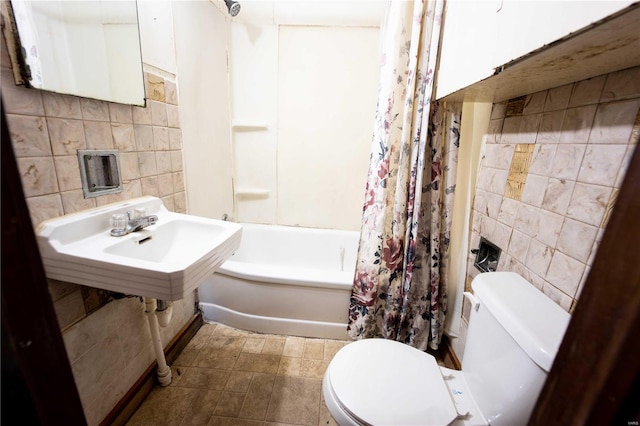 1407 N 435th St Unit 1 & 2, Vandalia, IL 62471 - full bath with tile walls, toilet, shower / bath combination with curtain, and tasteful backsplash