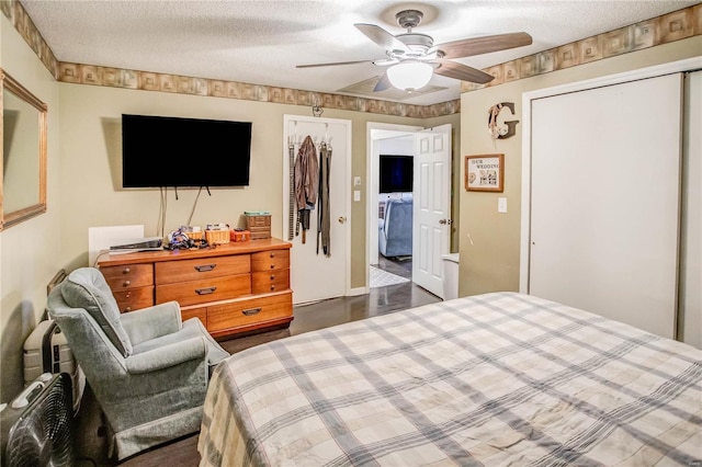 302 E Bay St, Pleasant Hill, IL 62366 - bedroom with ceiling fan, a closet, and a textured ceiling