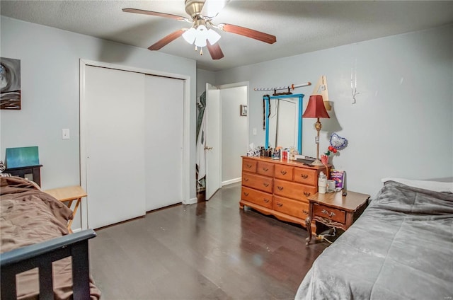 302 E Bay St, Pleasant Hill, IL 62366 - bedroom with wood finished floors, a closet, ceiling fan, and a textured ceiling