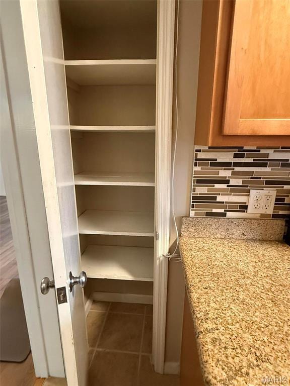 907 S Hanley Rd Unit 5, Clayton, MO 63105 - view of pantry
