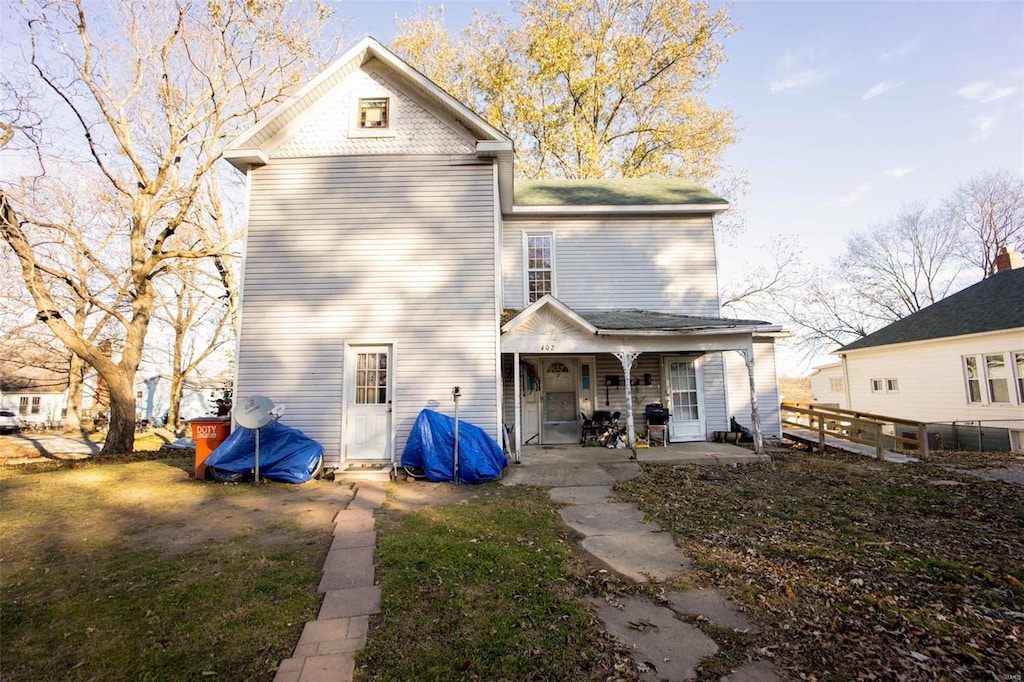 402 S 6th St, Vandalia, IL 62471 - rear view of house with covered porch