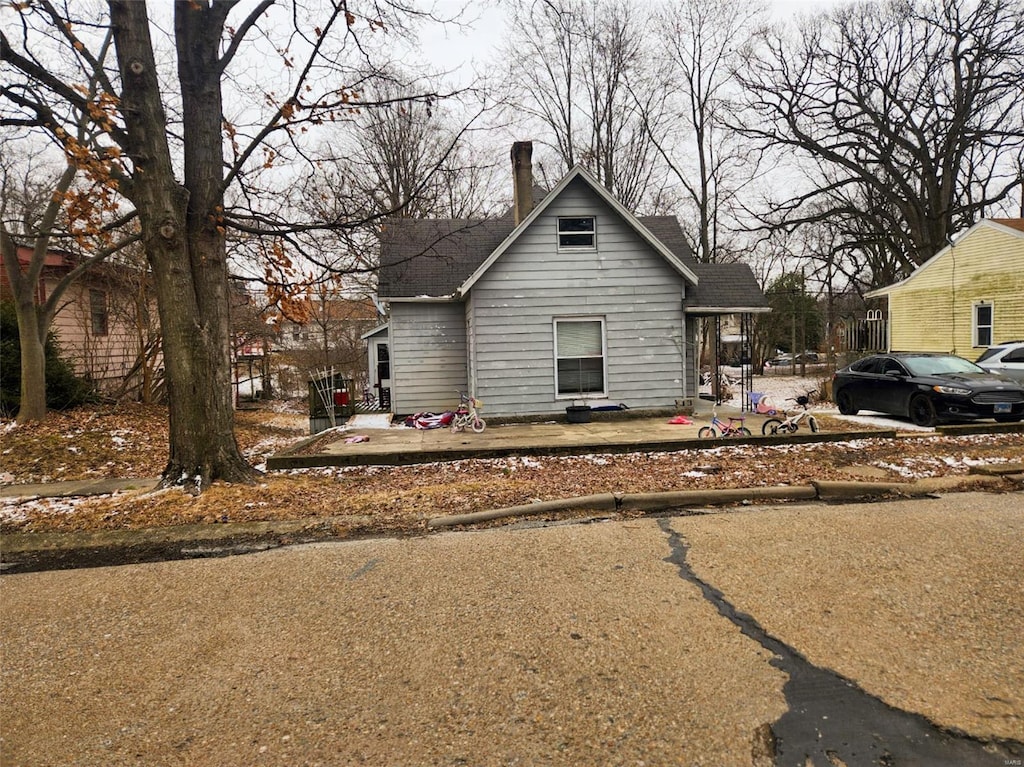 516 N 6th St, Vandalia, IL 62471 - view of front facade with roof with shingles and a chimney