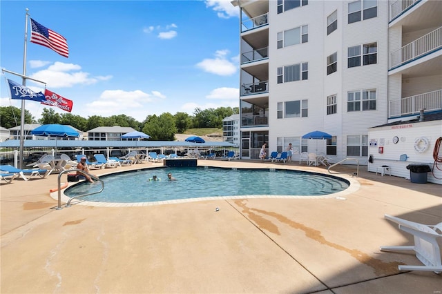 18051 Blue Anchor Dr Unit 522, Gravois Mills, MO 65037 - community pool with a patio area