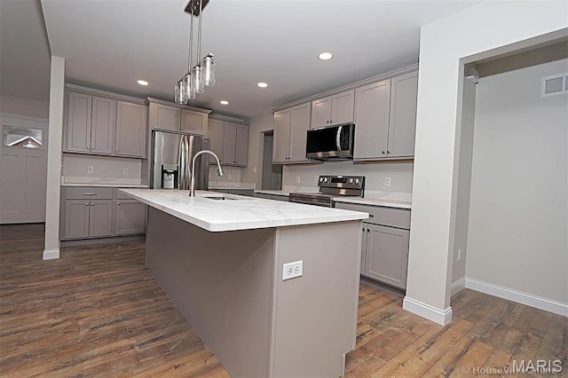 40 Butterfield, Farmington, MO 63640 - kitchen featuring gray cabinets, appliances with stainless steel finishes, a sink, dark wood finished floors, and recessed lighting