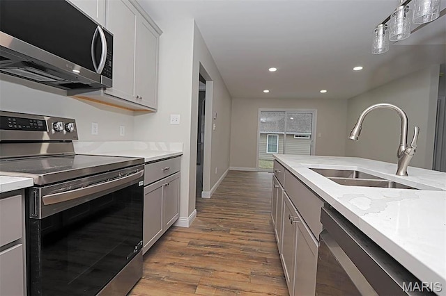 40 Butterfield, Farmington, MO 63640 - kitchen featuring appliances with stainless steel finishes, a sink, wood finished floors, recessed lighting, and baseboards