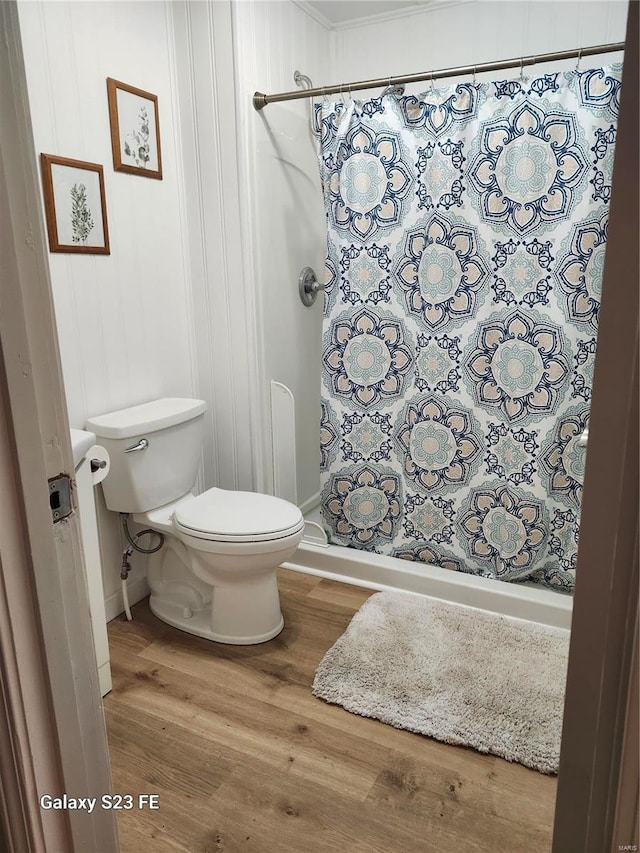 972 Sunny Ridge Vw, Union, MO 63084 - bathroom featuring toilet, a shower with shower curtain, and wood finished floors