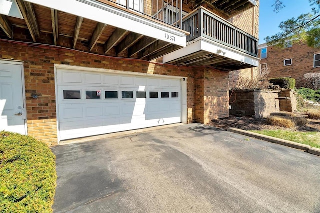 10374 Chimney Rock Dr Unit 22, Creve Coeur, MO 63146 - garage featuring asphalt driveway