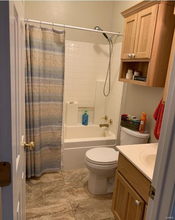 902 S Sutton Pl, Kennett, MO 63857 - full bath featuring toilet, shower / tub combo, and vanity
