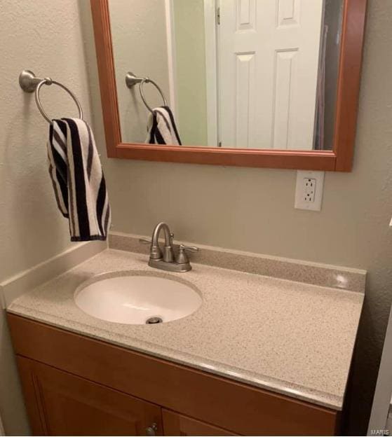 902 S Sutton Pl, Kennett, MO 63857 - bathroom featuring vanity