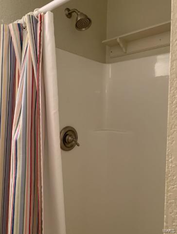 902 S Sutton Pl, Kennett, MO 63857 - bathroom featuring curtained shower