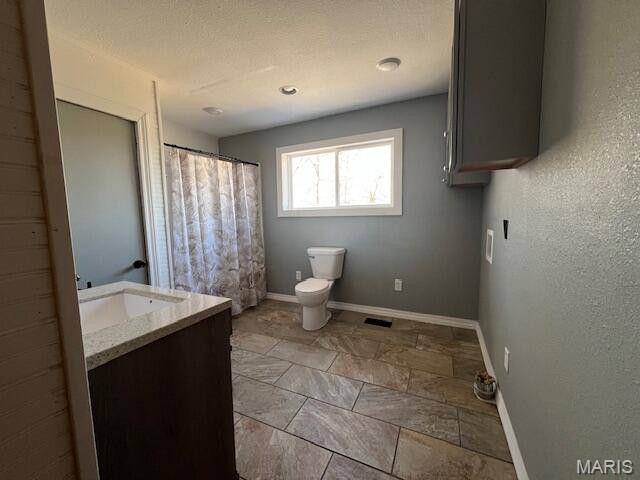 11498 M-Weatherman Dr, Mountain Grove, MO 65711 - full bath with toilet, baseboards, vanity, and a shower with curtain