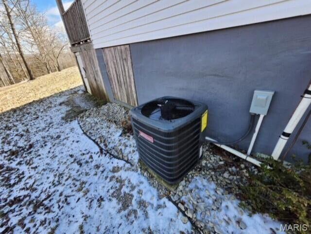 11498 M-Weatherman Dr, Mountain Grove, MO 65711 - exterior view of cooling unit
