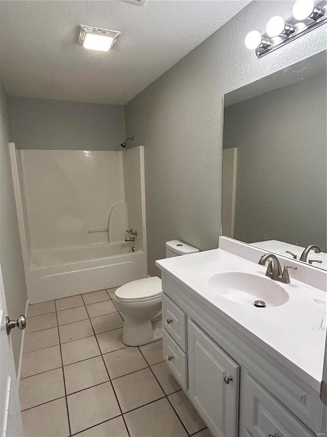 404 N Everett St, Kennett, MO 63857 - bathroom featuring tile patterned flooring, toilet, washtub / shower combination, vanity, and a textured ceiling