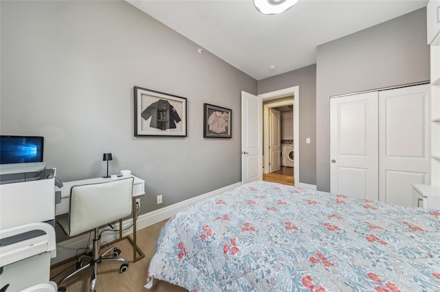 4411 Mcpherson Ave Unit 3, Saint Louis, MO 63108 - bedroom featuring light wood-style flooring, an office area, a closet, baseboards, and washer / dryer