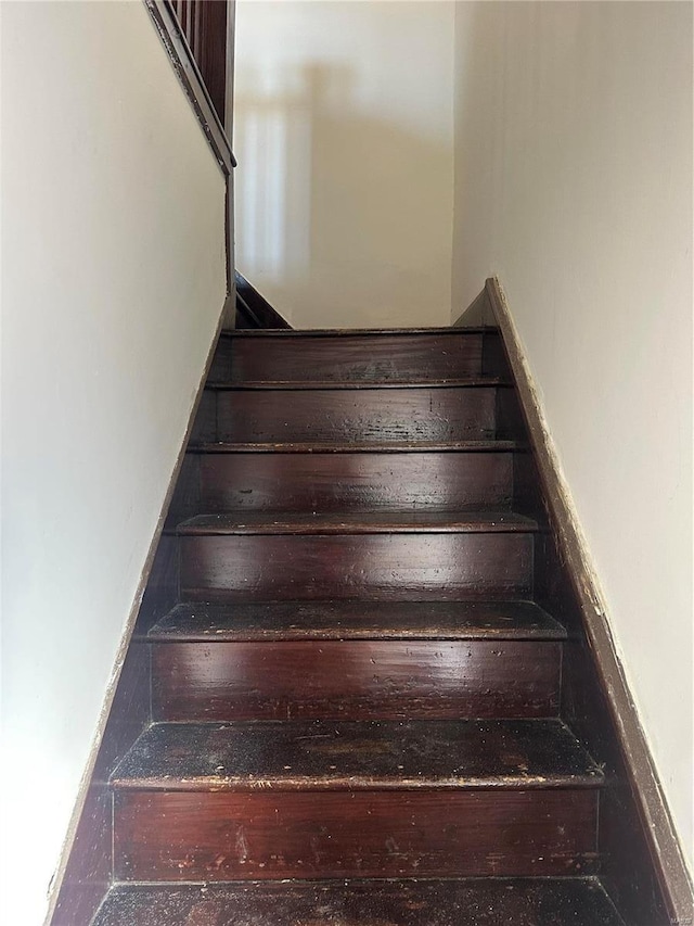 3923 Gravois Ave, Saint Louis, MO 63116 - view of stairway