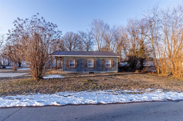 view of front of property featuring metal roof
