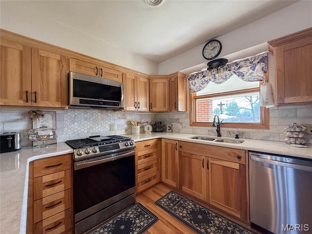 134 Pine St, Farmington, MO 63640 - kitchen featuring stainless steel appliances, a sink, backsplash, and light wood finished floors